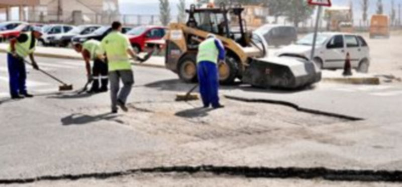 La empresa Conalber inició ayer los trabajos de asfaltado en el barrio de La Albuera. /KAMARERO