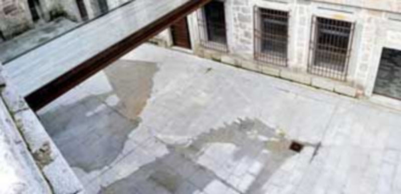 Imagen tomada al mediodía de ayer del patio bajo. Las huellas de humedad atestiguan que el espacio estuvo encharcado. / A.K.