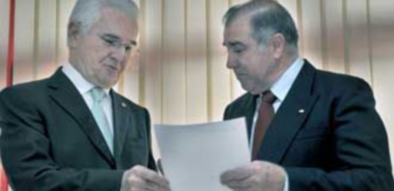 Rúa Manso anuncia una gestión ‘continuista’ al frente de Cruz Roja 1 José Varela entrega a Rúa Manso el juramento que leyó en el acto de toma de posesión. / Kamarero