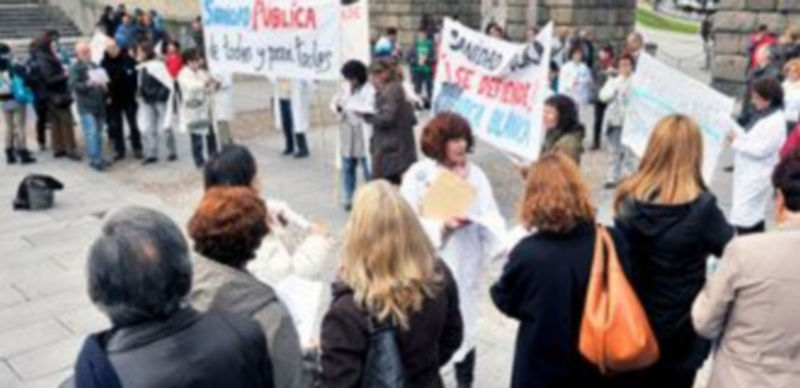 Las Jornadas de Debate por la Sanidad Pública comenzaron con una concentración junto al Acueducto. / Kamarero