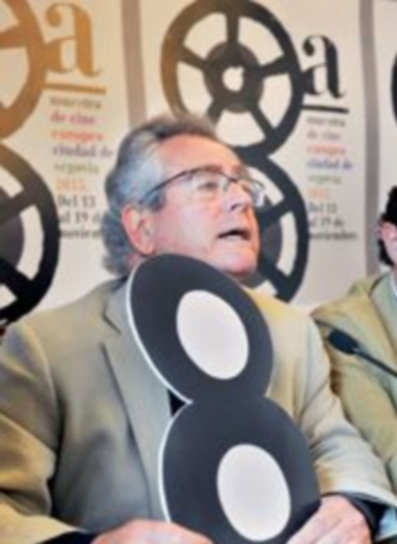 Enric Satué presentó ayer el cartel en el Ayuntamiento de Segovia. / Kamarero