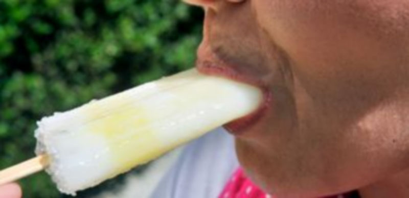 Un segoviano calma la sed y el calor comiéndose un helado