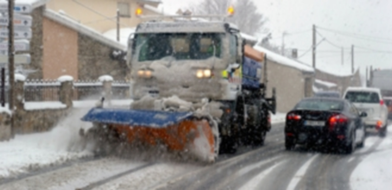 Un vehículo quitanieves se emplea a fondo en una carretera de la proivincia durante la pasada campaña de vialidad invernal. / Kamarero