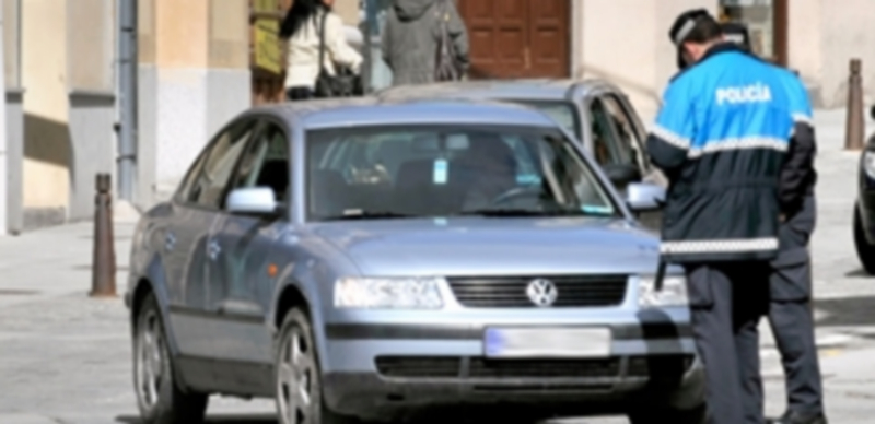 Un agente sanciona a un vehículo en el centro histórico./ Kamarero