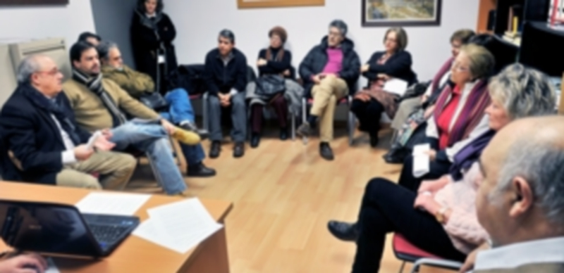 Un momento de la reunión entre responsables municipales y vecinos de La Albuera. / Kamarero