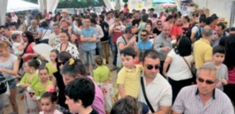 La tercera Feria Andaluza organizada por la Asociación Cultural de Peñas del Bario de San Lorenzo contó con una ruta a caballo por el Eresma