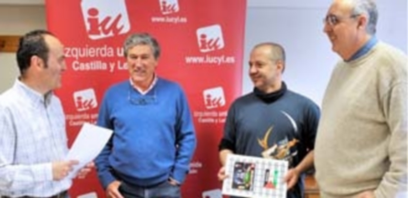 José Ángel Frías (i.) presentó ayer la campaña junto al concejal Luis Peñalosa (2.i) y otros miembros del partido/ Kamarero