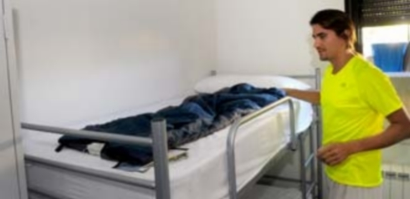 Satisfacción ante el nuevo albergue para peregrinos 1 Un peregrino en una de las habitaciones del albergue de peregrinos ‘Fuente del Pájaro’. / Kamarero