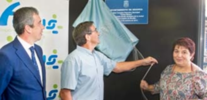 Carlos Melero y la alcaldesa Clara Luquero descubrieron la placa de inauguración del complejo deportivo