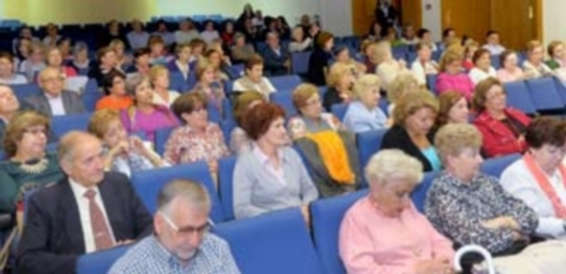 Los alumnos de la Universidad de la Experiencia asistieron a un concierto de piano ofrecido por Laura Vázquez en la inauguración del curso. / Kamarero