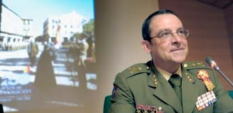 El general Sanz y Calabria dio a conocer los detalles de la jura de bandera civil del próximo 4 de diciembre. / Kamarero