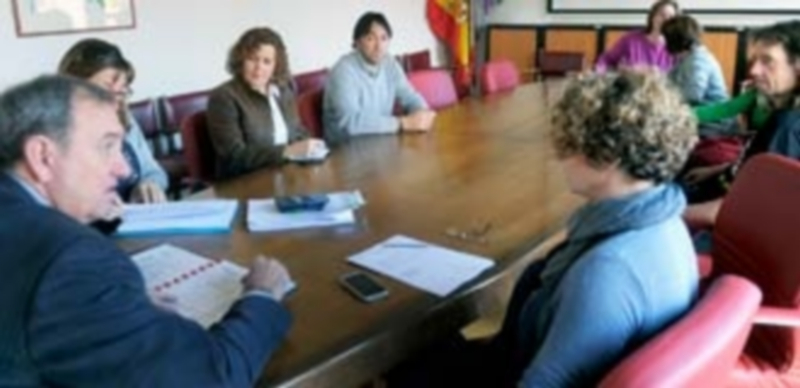 Inicio de la reunión de la Comisión de Seguimiento de la obra del pabellón polideportivo de uso compartido que se realiza en el colegio ‘El Peñascal’. / Kamarero