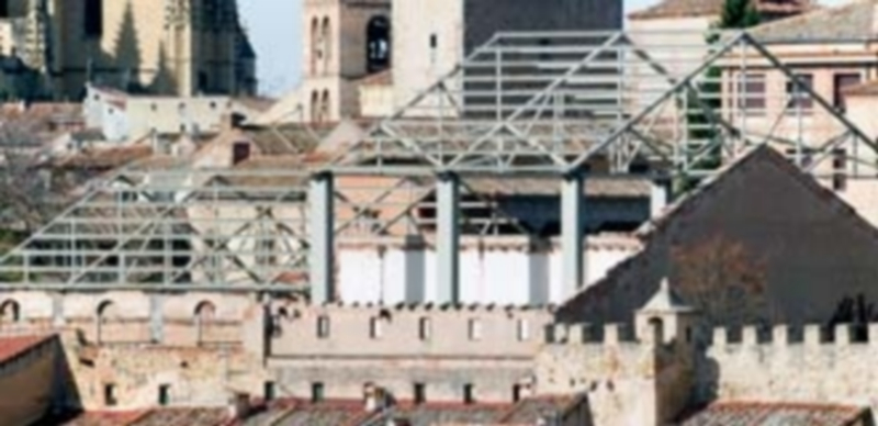 Una sentencia del TSJCyL obliga a retirar las cerchas metálicas que coronan el solar que ocupó el teatro Cervantes. / Kamarero