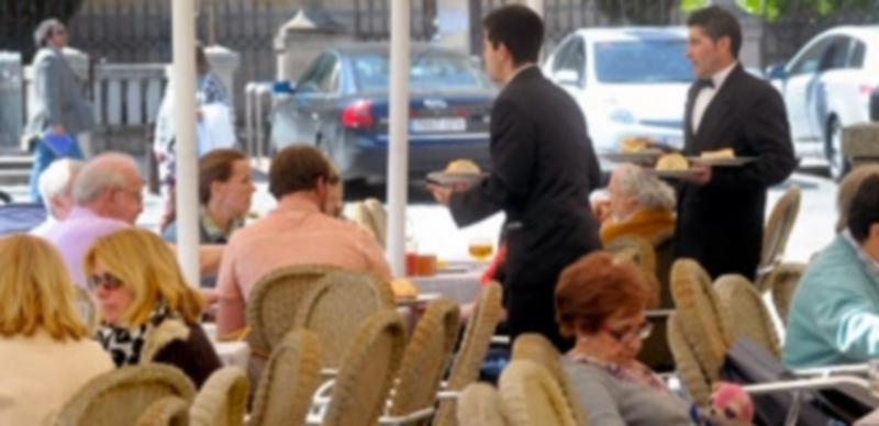 El sector servicios continúa tirando de la recuperación económica en la provincia debido al auge del turismo  en las últimas fiestas. / Kamarero