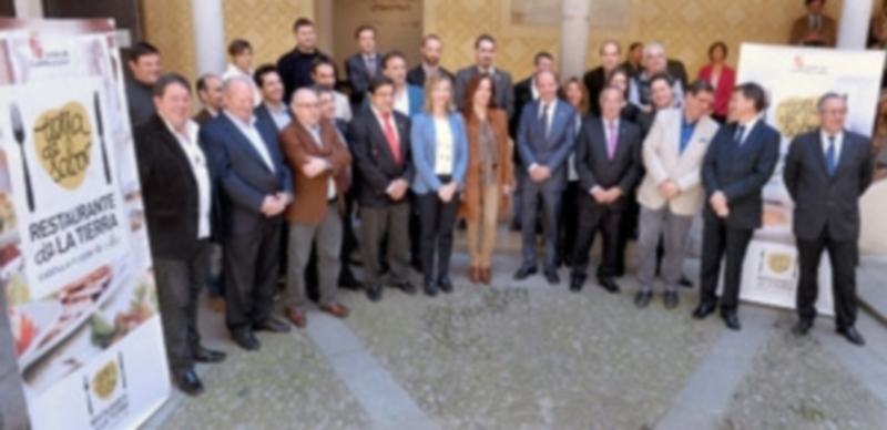 Los representantes de los 18 establecimientos ‘Tierra de Sabor’ participaron ayer en Segovia en la presentación de la nueva marca de calidad. / Kamarero
