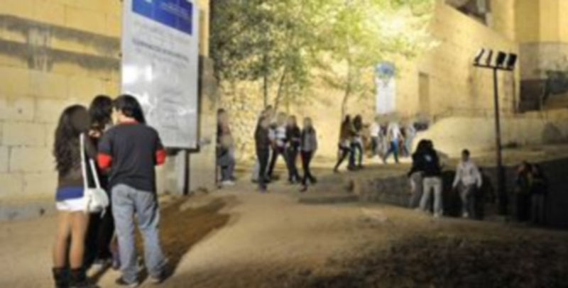 El barrio de San Millán es una de las zonas elegidas por los jóvenes para disfrutar del ocio los fines de semana. / Kamarero