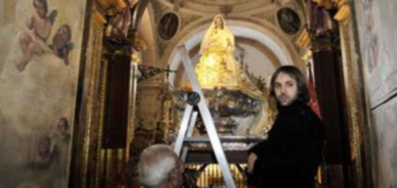 “Profanación y ofensa”. / Kamarero.