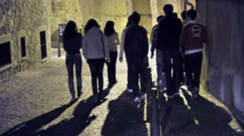 El grupo municipal del Partido Popular asocia la mayor parte del ruido al ocio nocturno y al botellón. / Kamarero.