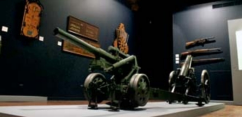 Las salas del Torreón de Lozoya combinan detalles históricos con la exhibición del más moderno armamento artillero en la exposición. / M. G.