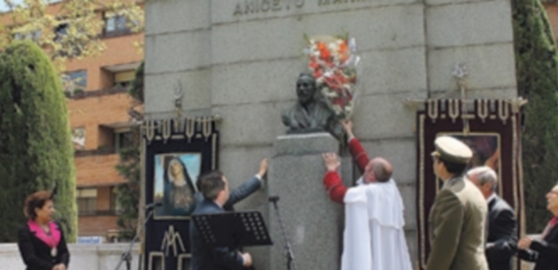 Una ofrenda floral ante el busto de Aniceto Marinas puso el colofón al panegírico dedicado al escultor. / M. Galindo