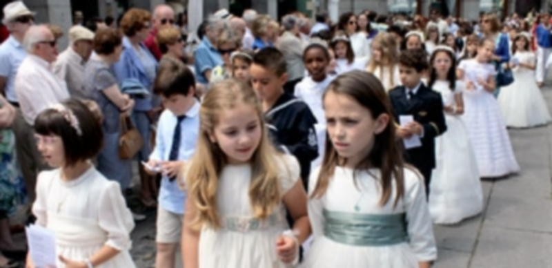 Los niños de las parroquias de la capital acompañaron al Santísimo vestidos con sus mejores galas de Primera Comunión. / El Adelantado