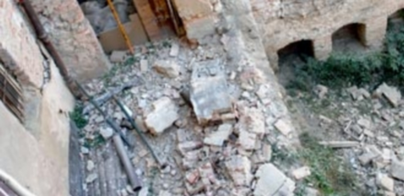 Patio interior del hotel Victoria y la relojería Barrio. / NEREA LLORENTE