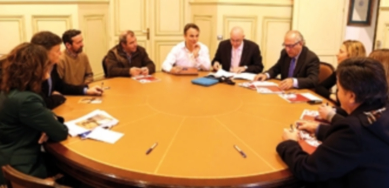 El presidente de la Diputación firmó el convenio con los alcaldes de los municipios donde se impartirán los talleres. / E.A.