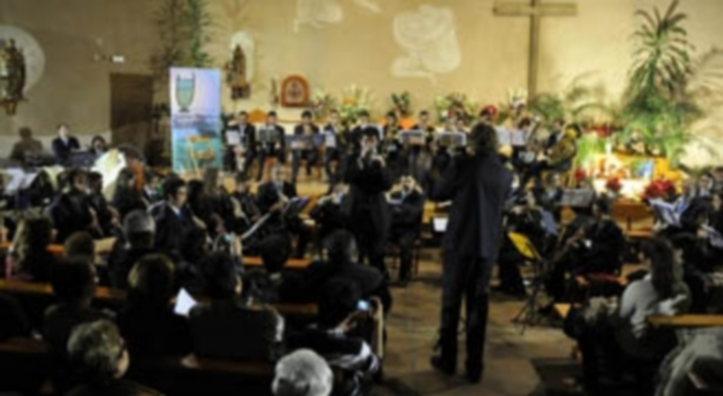 La banda de la Unión Musical Segoviana durante el concierto del día de Reyes que ofreció en la acogedora iglesia de San Frutos de Segovia. / Juan Martín