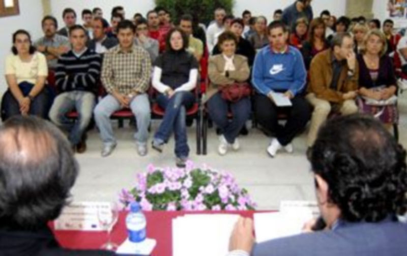 Los alumnos y ex alumnos escuchan la intervención del alcalde