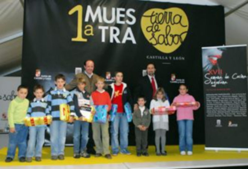 Los niños ganadores del concurso de dibujo. / Fernando Peñalosa