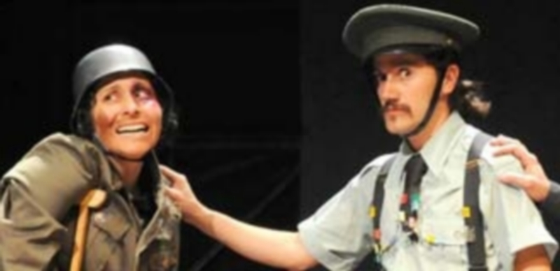 Una de las escenas del montaje sobre el absurdo de la guerra. / La Piara Teatro