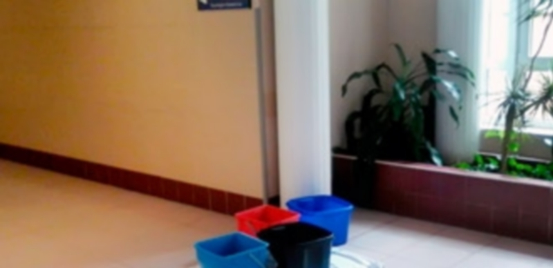 Cuatro cubos recogían ayer agua procedente de una gotera en un pasillo del centro sanitario. / El Adelantado