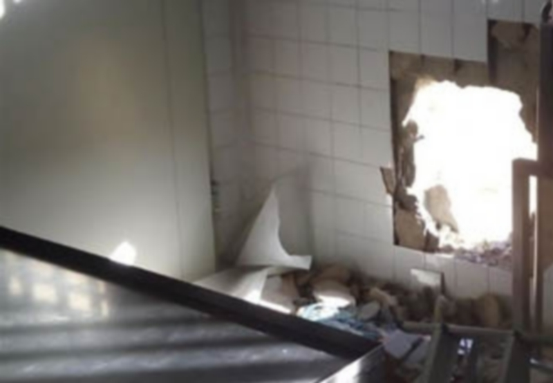 Imagen del butrón realizado en la pared de la fábrica de quesos. / El Adelantado