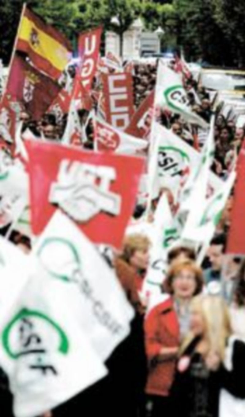 Un momento de la manifestación de por la tarde en León. / Ical