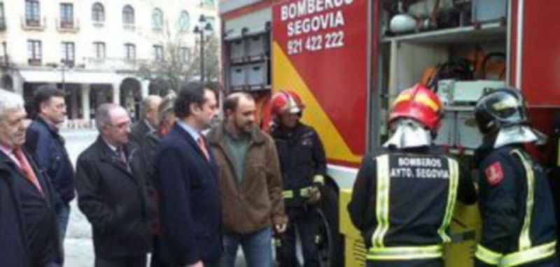 Arahuetes y Santamaría observan la dotación del nuevo vehículo. / M. G.