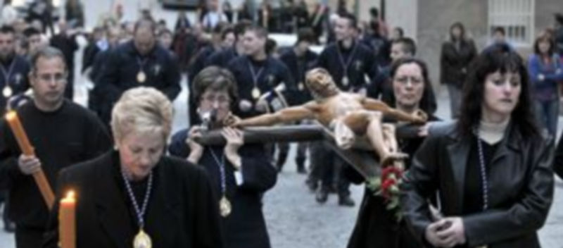 Con las luces de la tarde salió la procesión con el Santo Cristo de la Esperanza que llegó de noche a la Catedral. /Kamarero