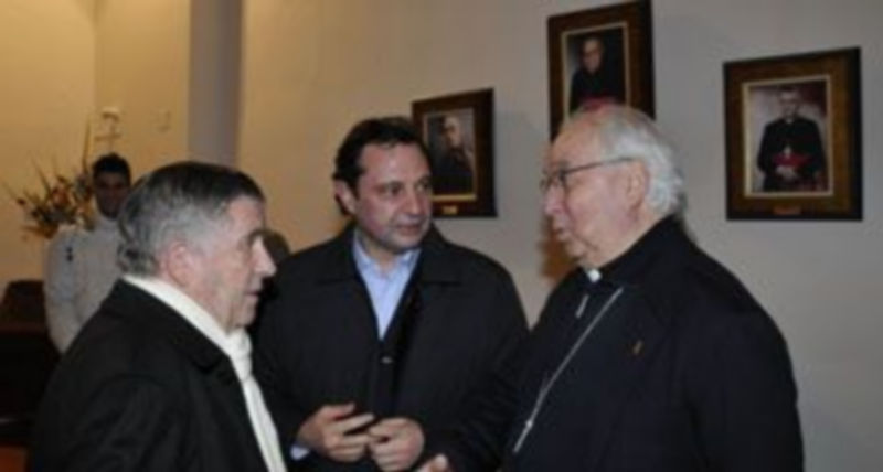 El obispo Ángel Rubio saluda al delegado diocesano de Patrimonio Miguel Angel Barbado en presencia del alcalde antes de dar comienzo la reunión. / J.Martín