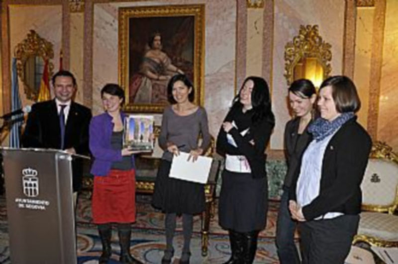 Las representantes de la candidatura polaca fueron recibidas por el alcalde en la Sala Blanca del Ayuntamiento. / Juan Martín