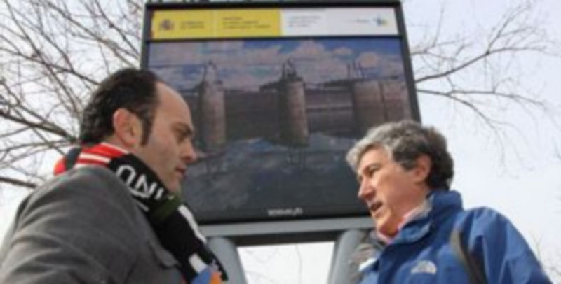 IU critica el gasto de energía de algunos paneles informativos. / Juan Martín