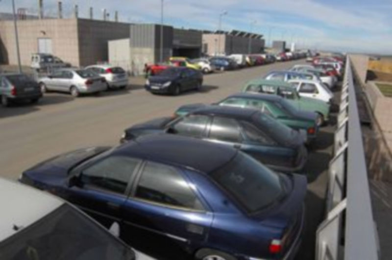 El PSOE vuelve a denunciar que el aparcamiento del Hospital General es insuficiente. / Juan Martín