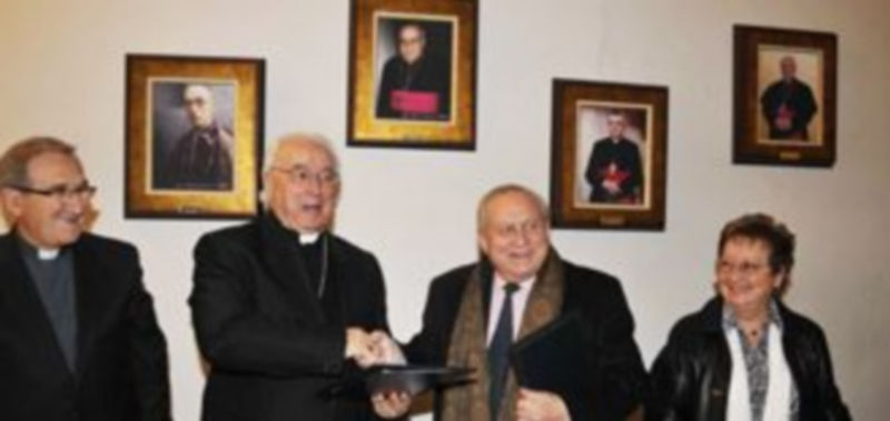 El obispo Angel Rubio y el empresario Eleuterio Laguna firmaron la cesión del inmueble en marzo de 2010. / Juan Martín