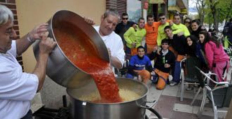 Momento en el que los cocineros mezclan la salsa de tomate con macarrones