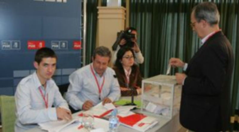 Una de las votaciones que se realizaron en el último congreso provincial del PSOE de Segovia / Juan Martín.