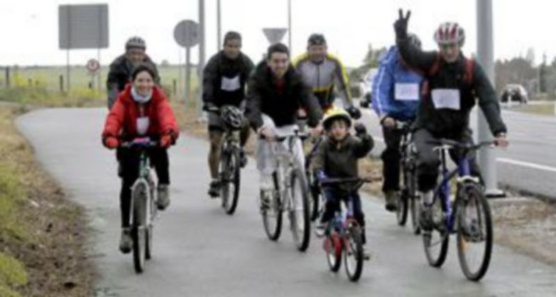 Algunos de los participantes hicieron la marcha en bicicleta por el carril bici. / Juan Martín.