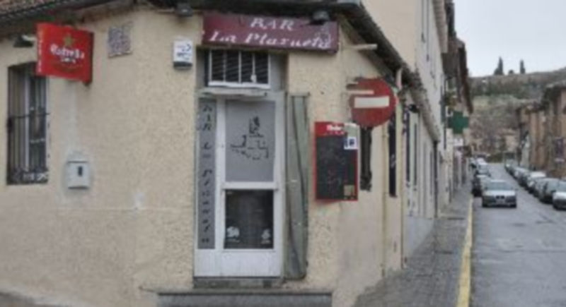 Fachada del edificio donde se encuentra el bar que ha sufrido un robo recientemente