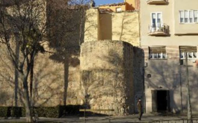 La trasera del edificio emerge por detrás del castillete. / Juan Martín