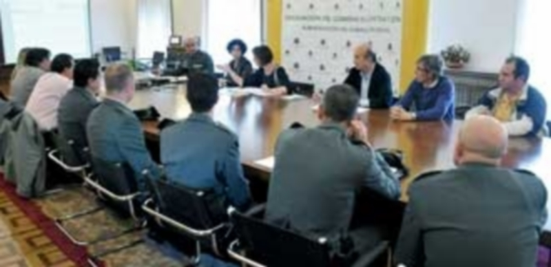 Reunión que mantuvo la subdelegada del Gobierno con miembros de la Guardia Civil y organizaciones agrarias. / J. Martín