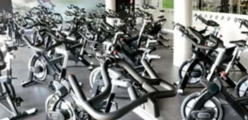 Bicicletas estáticas que se encuentran en la sala fitness del centro. / J.Martín