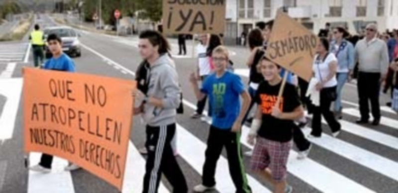 Los vecinos reclamaron hace una semana que el Ministerio de Fomento instale semáforos en la travesía. / Juan Martín