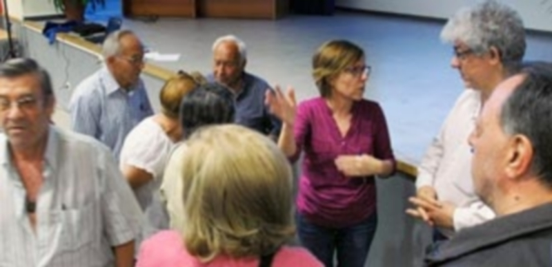 Un momento del encuentro que mantuvo la semana pasada la concejala de Gobierno interior con vecinos de San José. / E. A.